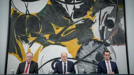 Im Trio nach dem Bund-Länder-Gipfel: Stephan Weil, Ministerpräsident von Niedersachsen, Bundeskanzler Olaf Scholz und Hendrik Wüst, Ministerpräsident von Nordrhein-Westfalen (von links).