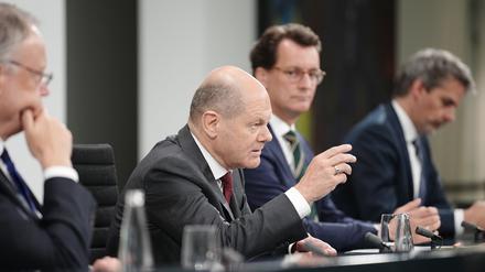 Das war Ende 2022: Bundeskanzler Olaf Scholz (2.v.l., SPD), Stephan Weil (l, SPD), Ministerpräsident von Niedersachsen, und Hendrik Wüst (2.v.r., CDU),  nach einer Ministerpräsidentenkonferenz. Foto: Kay Nietfeld/dpa