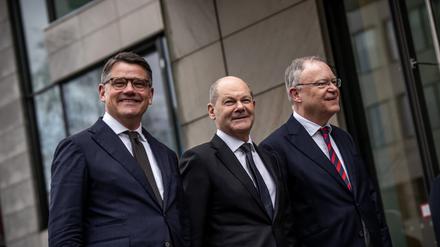 Boris Rhein (CDU, l-r), Ministerpräsident von Hessen, begrüßt Bundeskanzler Olaf Scholz (SPD) neben Stephan Weil (SPD), Ministerpräsident von Niedersachsen, zur Sitzung der Ministerpräsidentenkonferenz im März.