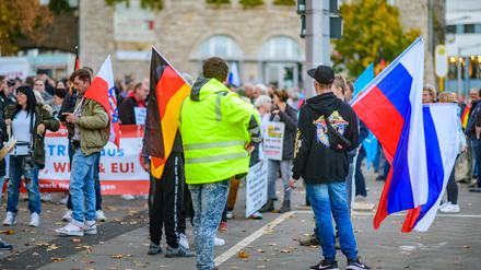 Mit Trillerpfeifen, Transparenten sowie Deutschland- und Russlandfahnen beteiligen sich etwa Tausend Menschen an einem Protestzug durch die Innenstadt von Nordhausen in Thüringen. (Archivfoto)