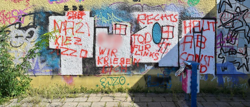 An einer Hausfassade am Platz der Jugend steht rechtsextreme Hetze, wie: «Nazi Kiez», «... wir kriegen dich» oder «Tod für Links» sowie SS-Runen. 