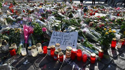 Auf dem Mannheimer Marktplatz wird an den  durch einen Messerangriff getöteten Polizisten erinnert.