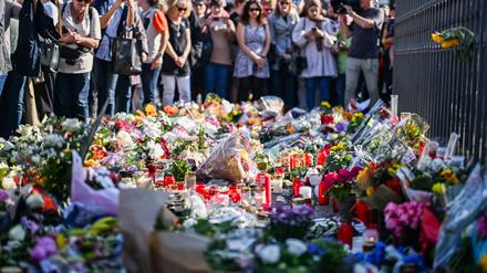 Blumenmeer nach der Messerattacke von Mannheim: Nach einem mutmaßlich islamistischen Angriff war ein Polizist gestorben.