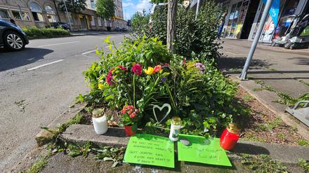 Blumen und Grablichter an der Unfallstelle in Nürtingen.