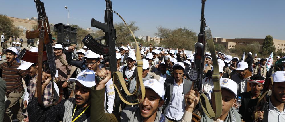 Neu rekrutierte Huthi-Kämpfer nehmen an einem Protestmarsch gegen die von den USA geführten Angriffe auf Ziele der Huthi im Jemen und zur Unterstützung der Palästinenser teil. 