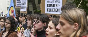 „Kai Wegner exmatrikulieren!“: Studierende am Montag bei der Demonstration gegen die Verschärfung des Hochschulgesetzes.