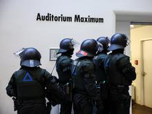 Propalästinensische Aktivisten besetzen Audimax: Polizei beginnt Räumung an Leipziger Uni 