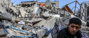 Palästinenser inspizieren die massive Zerstörung des Hauses einer Familie nach der Bombardierung durch israelische Kampfflugzeuge.