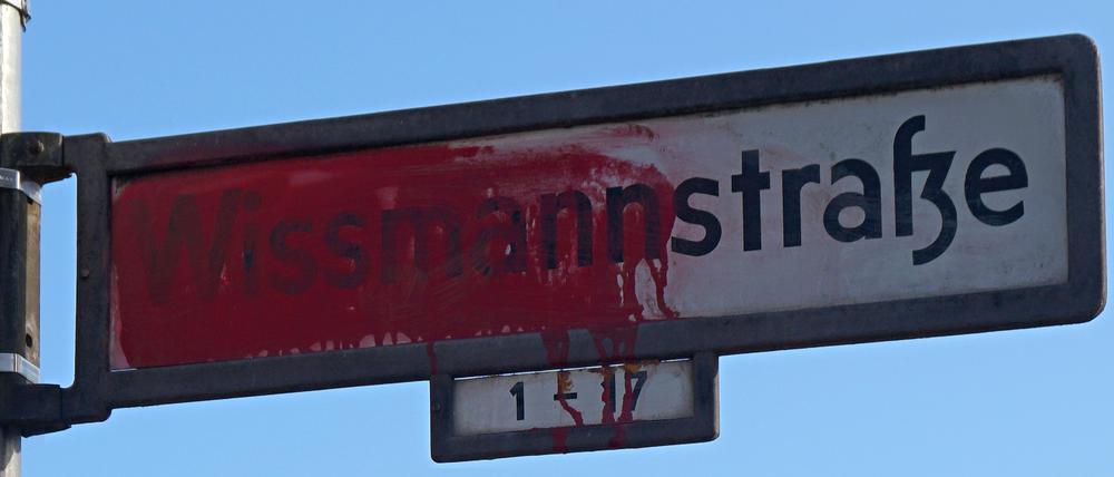 Straßenschild der Wissmannstraße in Berlin-Grunewald, der Name Wissmann mit blutroter Farbe besprüht.