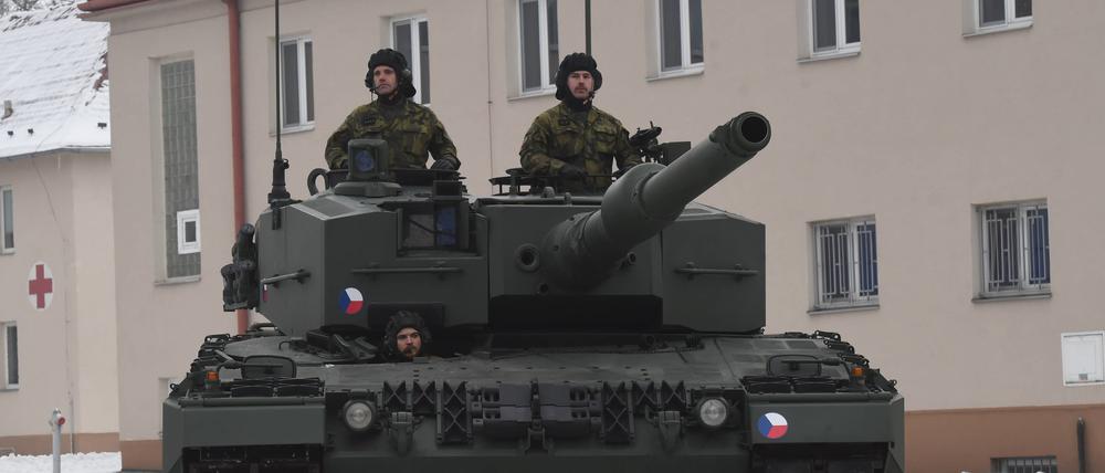 Zeremonie zur Übergabe des Leopard 2A4 Panzers.