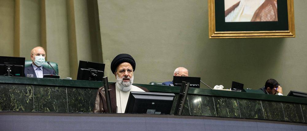 Der iranische Präsident Ebrahim Raisi spricht vor dem Parlament (Symbolbild).