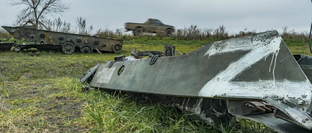 Das Z-Symbol auf einem zerstörten Fahrzeug der russischen Armee in Cherson (Symbolfoto).