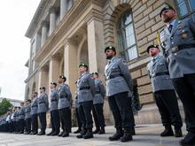 „Stehen als Gesellschaft hinter unseren Soldaten“: Erstmals öffentliches Gelöbnis vor dem Berliner Abgeordnetenhaus