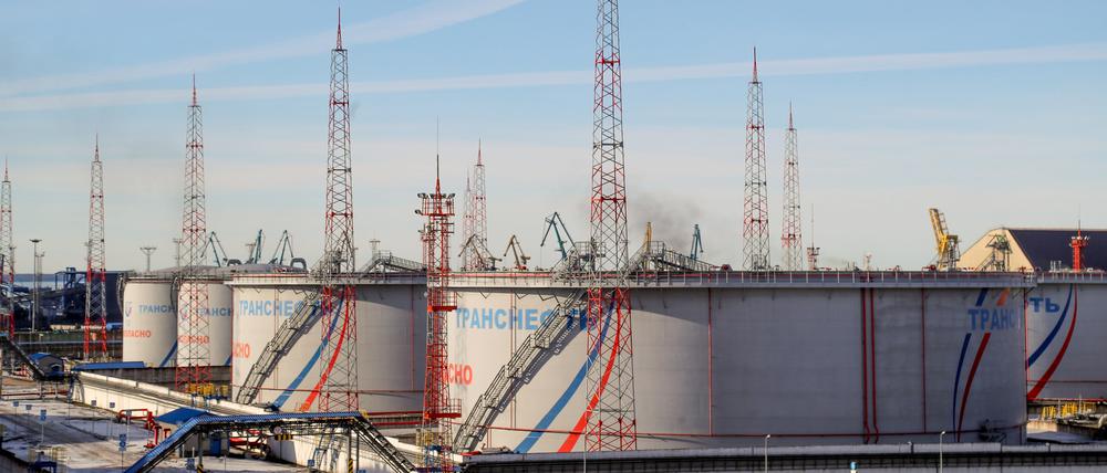 Tanks von Transneft, das die Erdöl-Pipelines des Landes betreibt, stehen im Ölterminal von Ust-Luga