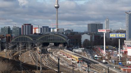 Eine S-Bahn verlässt den Ostbahnhof. Im Hintergrund sind Wohn- und Geschäftshäuser des Stadtteils Mitte sowie der Fernsehturm am Alexanderplatz zu sehen. (zu "Ostbahnhof wird bei starkem Sturm oder viel Schnee gesperrt") +++ dpa-Bildfunk +++