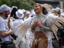 Federn, Flügel, Regenschirme: Das sind die schönsten Bilder vom 26. Karneval der Kulturen in Berlin