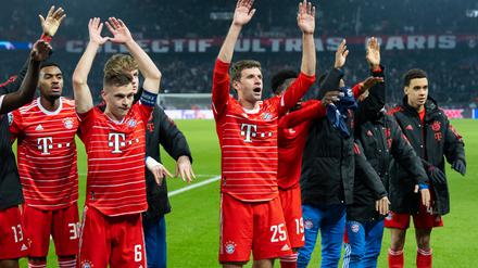 Die Spieler von München mit Thomas Müller (Mitte) jubeln nach dem Spiel mit den Fans. 