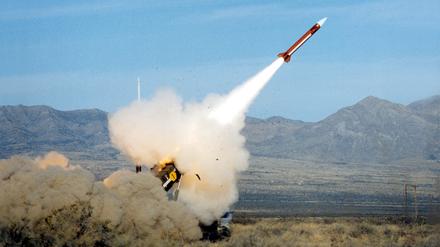 Eine Luftabwehrrakete vom Typ „Patriot“ - es dient zur Abwehr akuter Luftbedrohungen im Hoehenbereich zwischen 6 und 30 Kilometern.
