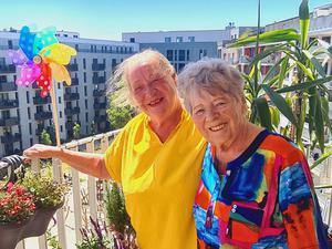 Monika Mayerhofen-Kammann (l.) und Elke Schliebe auf dem Balkon ihrer Wohnung im Lebensort Vielfalt.