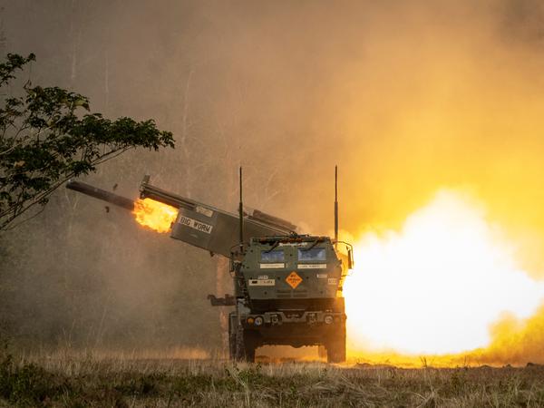 Ein hochmobiles Artillerie-Raketensystem wird während einer Live-Feuerübung mit philippinischen und US-Truppen am 31. März 2023 eingesetzt.