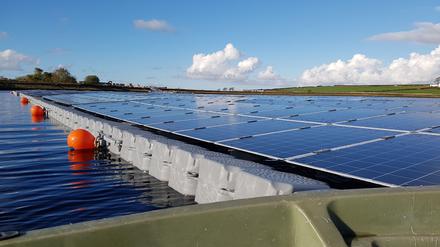 Fotovoltaikanlage auf dem Langthwaite Reservoir in der Nähe der Hafenstadt Lancaster.