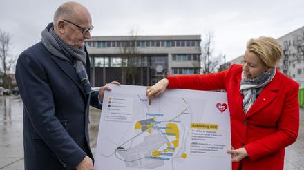 Dietmar Woidke und Franziska Giffey zeigen die Pläne des U7-Ausbaus.