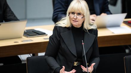 Iris Spranger (SPD), Berliner Senatorin für Inneres und Sport, spricht im Abgeordnetenhaus.