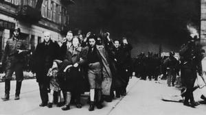 Während des Warschauer Aufstands wurden gefangene Polen in die Gefangenschaft geführt, wahrscheinlich um in einem Konzentrationslager getötet zu werden (August – Oktober 1944).