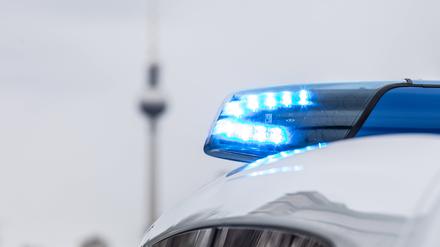 Polizei im Einsatz, ein Streifenwagen der Berliner Polizei mit Blaulicht.