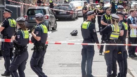 Die Polizei hat nahe der Reeperbahn in Hamburg-St. Pauli einen mit einer Spitzhacke und einem Molotowcocktail bewaffneten Mann angeschossen. 