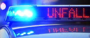 Ein Unfall-Schriftzug ist auf der LED-Anzeige eines Polizeiwagens zu sehen (Symbolbild)