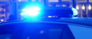 ARCHIV - 21.02.2024, Hamburg: Ein Blaulicht leuchtet auf dem Dach eines Polizeiautos während einer Polizeiabsperrung. (zu dpa: «Frau in Offenbach getötet - Ehemann stellt sich bei Polizei») Foto: Marcus Brandt/dpa +++ dpa-Bildfunk +++