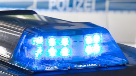 Eine Blaulicht leuchtet am 27.07.2015 in Osnabrück auf dem Dach eines Polizeiwagens. (Symbolbild)