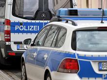 Verdacht auf Brandstiftung: Potsdamer Polizei löscht brennendes Auto