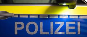 ARCHIV - 18.01.2024, Sachsen, Dresden: ·Polizei· ist auf der Tür eines Polizeiautos zu lesen. (zu dpa: «Nach Suchaktion: 58-Jähriger tot in See bei Leipzig gefunden») Foto: dpa +++ dpa-Bildfunk +++
