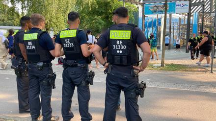 Polizisten stehen vor dem Eingang des Sommerbad in Neukölln