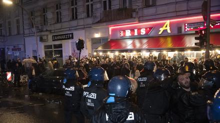 Die Berliner Polizei löst am späten Samstagabend die propalästinensische Versammlung an der Sonnenallee in Neukölln auf.