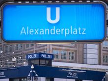 Mit Glasflaschen beworfen: 19-Jähriger am Berliner Alexanderplatz am Boden geschlagen und getreten