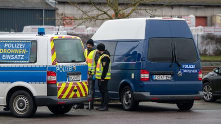 Polizisten von der Spurensicherung sichern mit einer Drohne und einer Spezialkamera Bereiche eines Tatorts um eine Discothek in Trier.