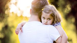 Manche Gerichte sprechen Vätern das alleinige Sorgerecht zu, obwohl die Mutter die Hauptbezugsperson des Kindes ist.