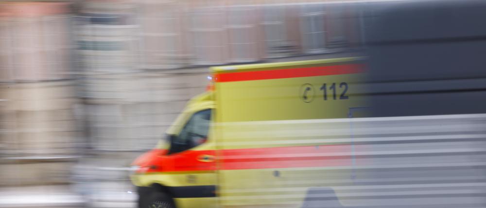 Rettungskräfte behandelten in Potsdam eine verletzte Radfahrerin.