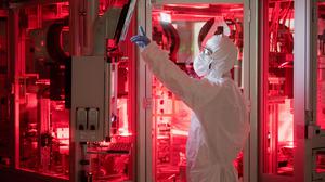 Ein Mitarbeiter von Volkswagen steht in einem Reinraum zur Produktion von Batteriezellen im VW-Werk Salzgitter. 