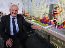 Promis als Architekten: Bunte Legohäuser in Potsdam gegen den Facharbeitermangel