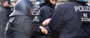 Eine der propalästinensischen Besetzerinnen des Instituts für Sozialwissenschaften der Berliner Humboldt-Universität (HU) wird von Polizisten aus dem Gebäude gebracht. Aktivisten haben zur Unterstützung der Palästinenser und aus Protest gegen Israel die Uni besetzt.