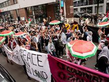 Teilnehmer bezeichnen Israel als „Terrorstaat“: Tausende bei propalästinensischem Protestmarsch von Kreuzberg nach Mitte