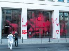 Gegen die Ausbeutung im Kongo: Aktivisten schmeißen Farbe auf Berliner Apple Store