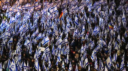 Demonstranten nehmen mit israelischen Fahnen am 18. März 2023 an einem Protest gegen die geplante Justizreform Netanjahus teil.