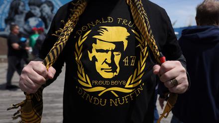 Ein Mitglied der rechten Gruppe „Proud Boys“ mit einem T-Shirt mit dem Konterfei von Donald Trump.