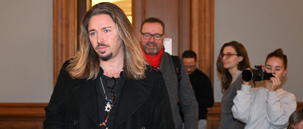 Der deutsche Rockmusiker Gil Ofarim (l) betritt den Saal des Landgerichts in Leipzig mit einem seiner Anwälte. 