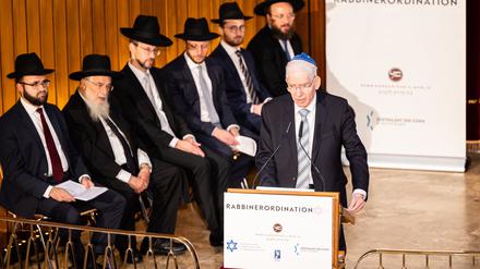 Josef Schuster, Präsident des Zentralrats der Juden in Deutschland, hält eine Rede in Berlin.